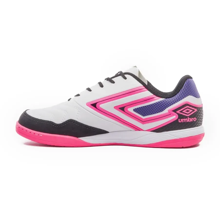 Vista lateral da chuteira de futsal Umbro Pro 5 Bump masculina branca, destacando detalhes em relevo e sola rosa e preta